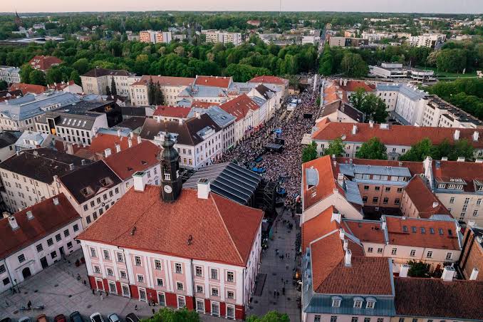 Understanding Dating Experiences Across Different Age Groups in Estonia